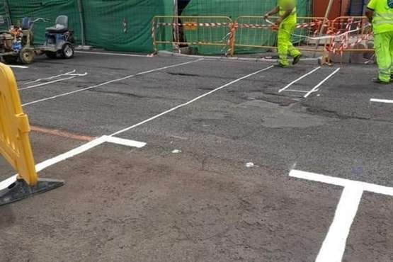 Trabajos de señalización vial en la calle de José Arjona, en el Valle de los Nueve/TA.
